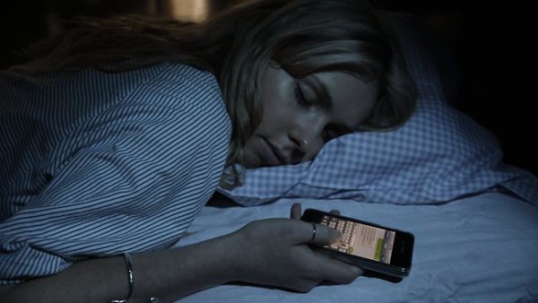 Apa yang Terjadi Bila Anda Tidur Dekat Smartphone Setiap Hari
