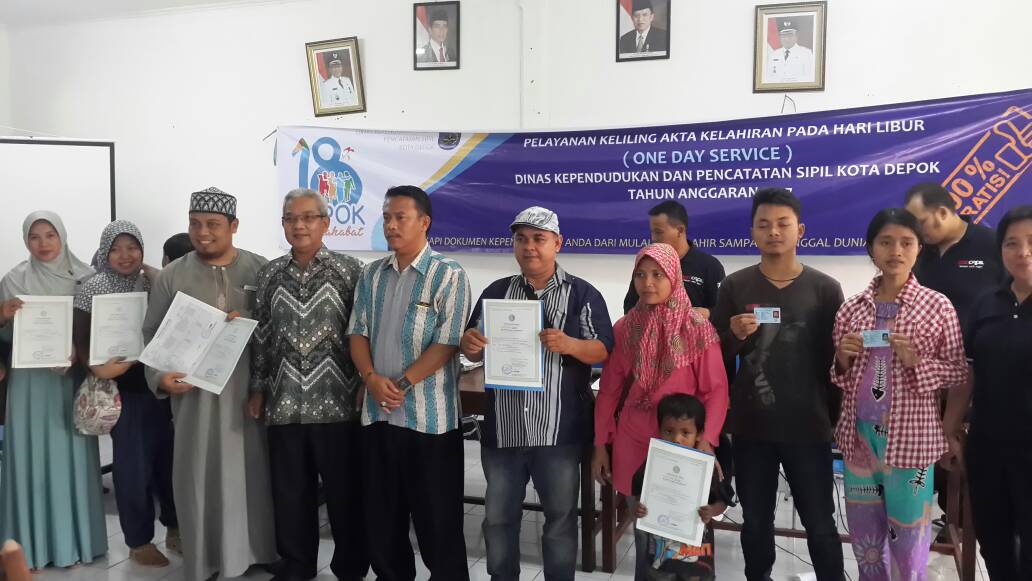 Warga Serbu One Day Service Di Kelurahan Sukmajaya