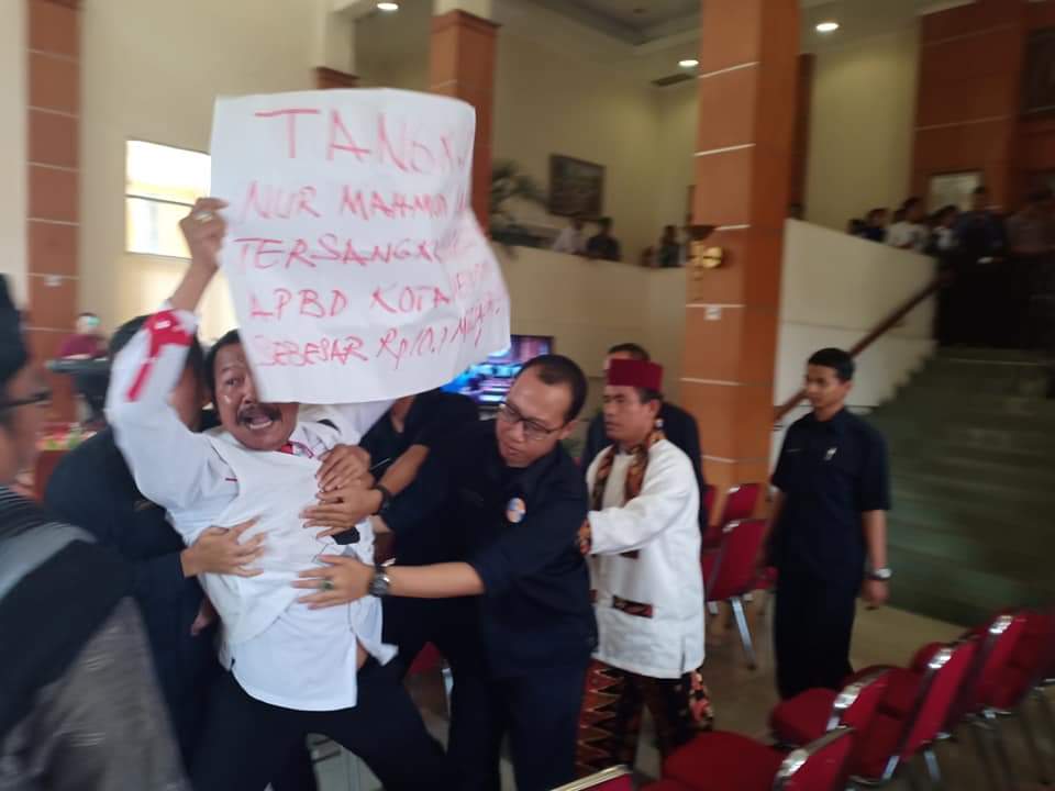 Tangkap Nur Mahmudi Ismail ! Menggema Di Sidang Paripurna HUT Kota Depok