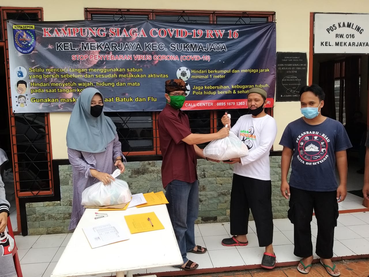 Bansos Kota Depok Tidak Menyeluruh, RW 016 Kelurahan Mekarjaya Bagikan Sembako Kepada Warga Secara Swadaya