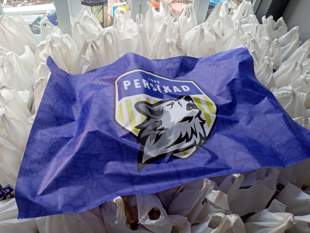 PSBB Diperpanjang, Persikad 1999 Bagikan Ratusan Paket Sembako