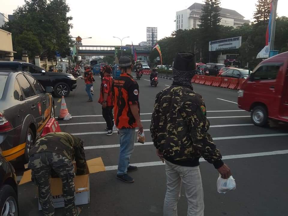 BANSER, JATMAN dan BATRANA PP Berbagi Ratusan Takjil di Depan Kantor Pemkot Depok