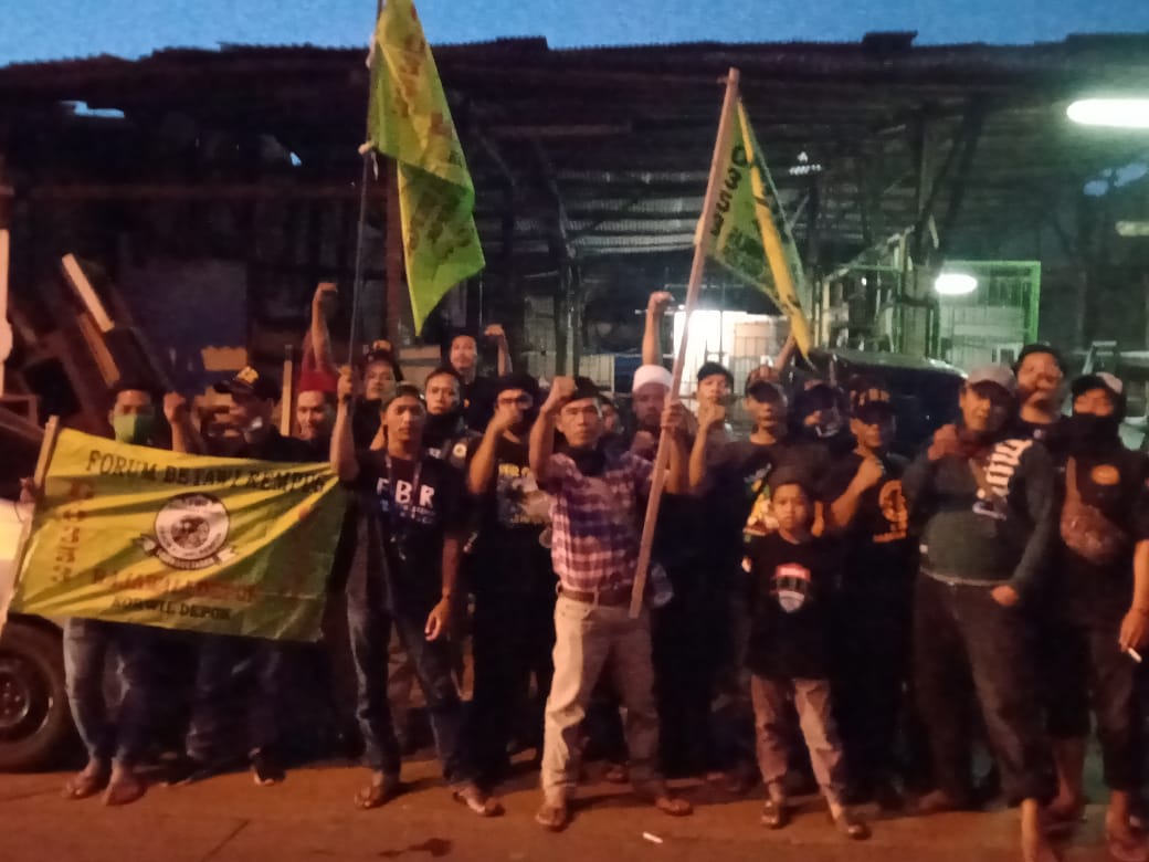 FBR Gardu G353 Cimanggis Berbagi Ratusan Takjil Di Depan Pintu Tol Cisalak