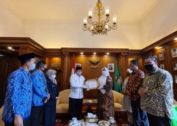 Fahira Idris berikan Piagam Penghargaan Pencegahan Covid-19 pada Wagub Jabar Kang UU Ruzhanul Ulum