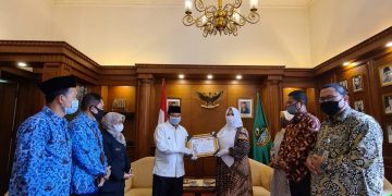 Fahira Idris berikan Piagam Penghargaan Pencegahan Covid-19 pada Wagub Jabar Kang UU Ruzhanul Ulum