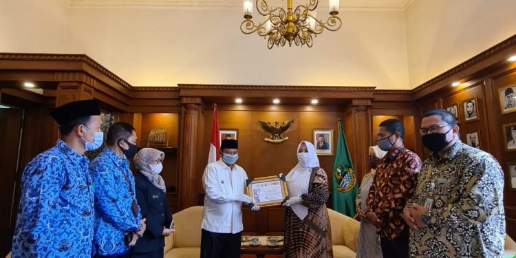 Fahira Idris berikan Piagam Penghargaan Pencegahan Covid-19 pada Wagub Jabar Kang UU Ruzhanul Ulum