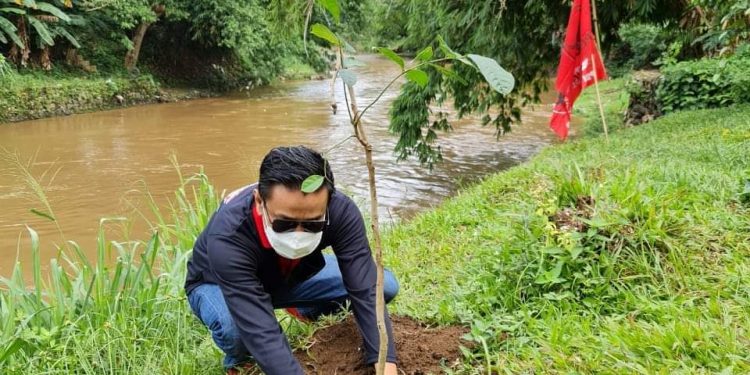 PDI Perjuangan Tanam Ribuan Pohon Di Bantaran Ciliwung Pada HUT Ke 48