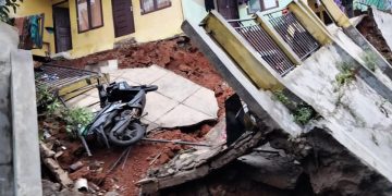 Berdiri Di Pinggir Kali Jantung, Rumah Kontrakan Milik Dadang M Fuad Longsor