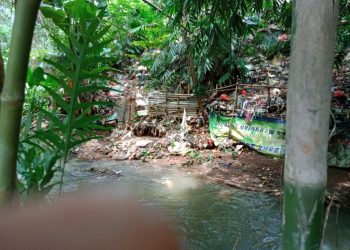 Warga Minta Pemkot Hentikan Pembuang Sampah Di Pinggir Kali Krukut