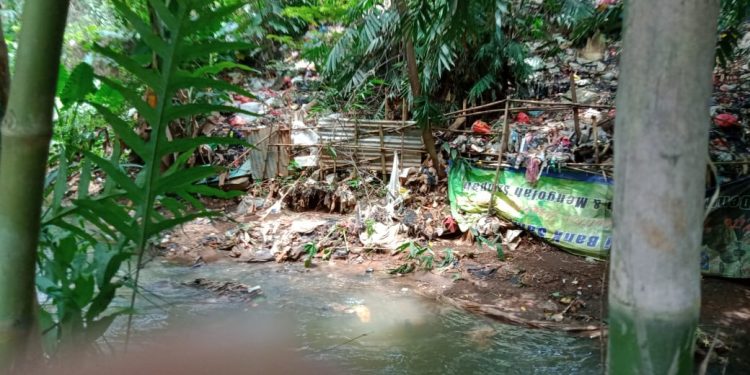 Warga Minta Pemkot Hentikan Pembuang Sampah Di Pinggir Kali Krukut