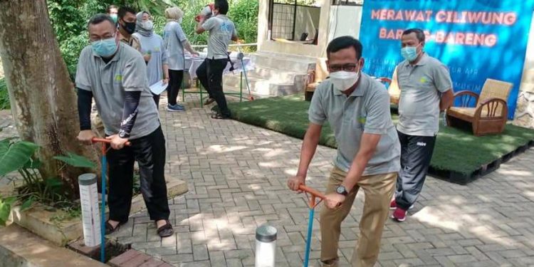 Peringati Hari Air Sedunia, PDAM Depok “Bebersih Ciliwung” Dan Buat 200 Lubang Biopori