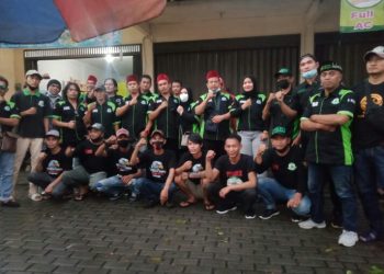 FBR Gardu G353 Cimanggis Berbagi Ratusan Takjil Di Depan Pintu perumahan pondok Cibubur