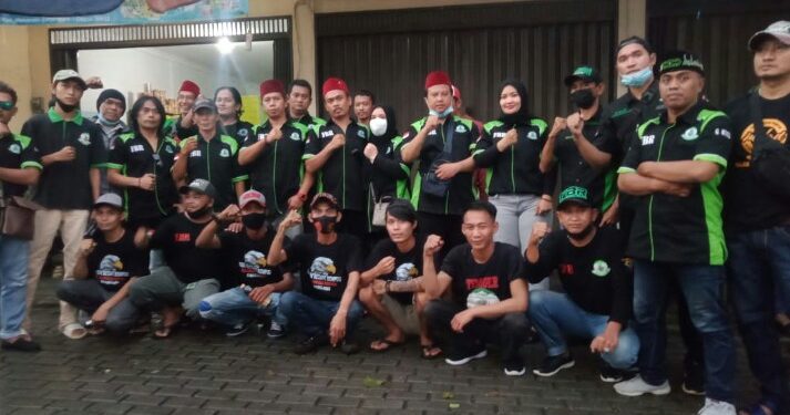 FBR Gardu G353 Cimanggis Berbagi Ratusan Takjil Di Depan Pintu perumahan pondok Cibubur