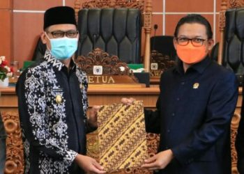 DPRD KOTA DEPOK MELAKSANAKAN RAPAT PARIPURNA PENYAMPAIAN HASIL RESES, PENETAPAN PROPEMPERDA 2022 DAN PENYAMPAIAN 3 RAPERDA KOTA DEPOK