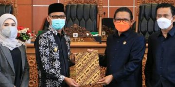 DPRD KOTA DEPOK MELAKSANAKAN RAPAT PARIPURNA PENYAMPAIAN HASIL RESES, PENETAPAN PROPEMPERDA 2022 DAN PENYAMPAIAN 3 RAPERDA KOTA DEPOK