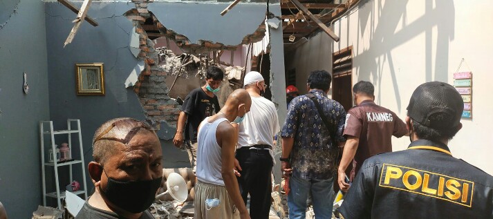 Crane Bongkaran Tower Air Timpa Rumah Warga, PDAM Tirta Asasta Minta Maaf