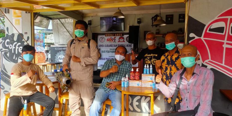 Damkar Kota Depok Penyemprotan Disinfektan di Kedai Arek Sebelum Acara Lomba Karaoke dan Festival Music (HPN) 2022