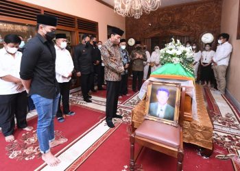 Presiden Jokowi Layat ke Rumah Duka Almarhum Pakdenya Langsung Balik Jakarta
