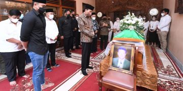Presiden Jokowi Layat ke Rumah Duka Almarhum Pakdenya Langsung Balik Jakarta