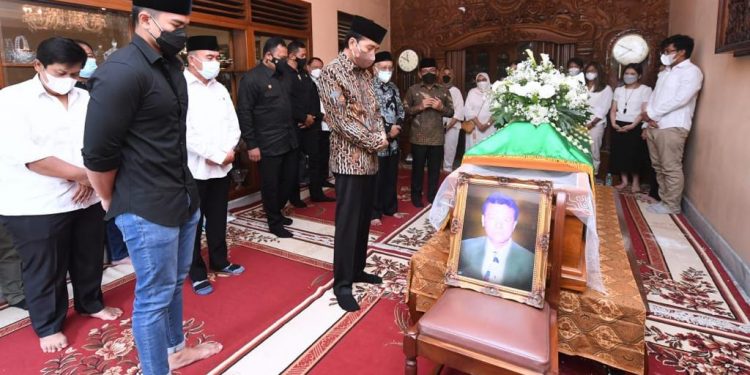 Presiden Jokowi Layat ke Rumah Duka Almarhum Pakdenya Langsung Balik Jakarta