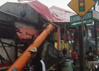 5 Ruko Di Pal Cimanggis Tertimpa Tiang Papan Reklame Tanpa IMB