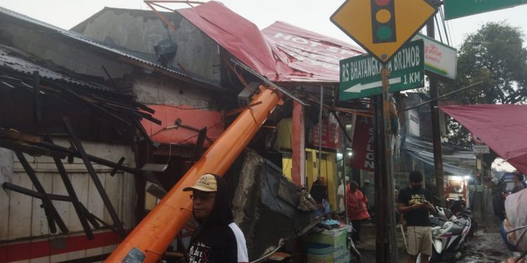 5 Ruko Di Pal Cimanggis Tertimpa Tiang Papan Reklame Tanpa IMB