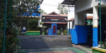Vendor Seragam Sekolah Beroperasi Di SMP 2 Depok, Patok Harga 600 Ribu