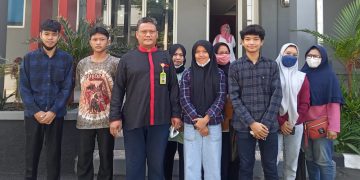 Sukses Perjuangkan 31 Siswa Dari Keluarga Miskin. DKR Depok : “Jangan Ada Lagi Yang Jualan Bangku Sekolah!”