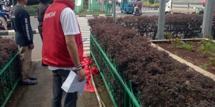 Bendera PDI Perjuangan Dicopot, HTA : “DLHK Depok Arogan!”