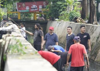 Anggayuda Prabu Mesta Caleg DPRD Kota Depok Dapil Cimanggis Ajak Warga Kerja Bakti Bersihkan Kali