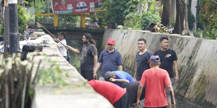 Anggayuda Prabu Mesta Caleg DPRD Kota Depok Dapil Cimanggis Ajak Warga Kerja Bakti Bersihkan Kali