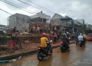 3 Orang Luka Parah Tertimpa Tembok Grand Mutiara Swarga Kelurahan Tugu