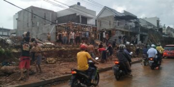 3 Orang Luka Parah Tertimpa Tembok Grand Mutiara Swarga Kelurahan Tugu