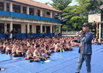 Jurnalis Senior PWI Depok Beri Tips Hadapi Akun Toxic dan Judi Online di MPLS SMPN 13 Depok