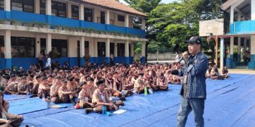 Jurnalis Senior PWI Depok Beri Tips Hadapi Akun Toxic dan Judi Online di MPLS SMPN 13 Depok