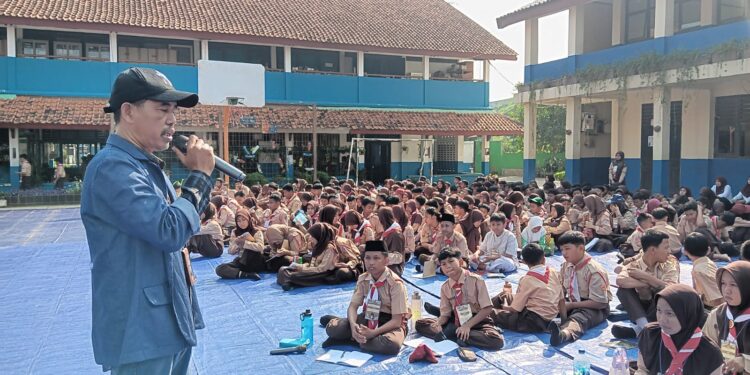 Pelajar SMPN 13 Depok Diajak Jadi Pengguna Medsos yang Cerdas