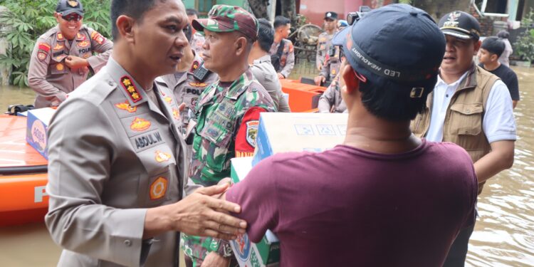 Banjir Melanda Kota Depok, Jajaran TNI-POLRI Langsung Turun Tangan