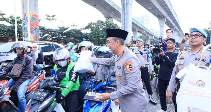 Polri dan Media Bersinergi Berbagi Takjil Serentak di Seluruh Indonesia