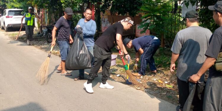 Menyambut HUT ke-26 Kota Depok, RW 015 Kemiri Muka Gelar Aksi Bersih-Bersih