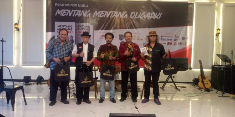 Seorang Dosen Sekaligus Penulis Puisi Dodo Lantang Luncurkan Buku “Mentang-Mentang Oligarki”