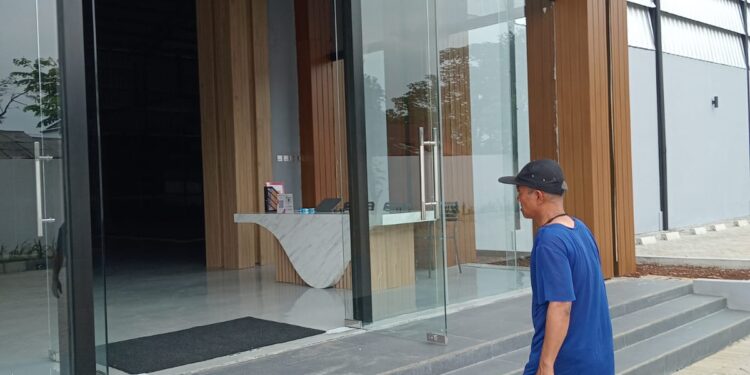 Gedung Sarana Olahraga Padel Seven Diduga Belum  Mengantongi Izin Perizinan