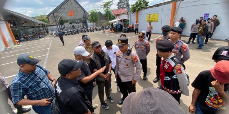 Soroti Bangunan Tanpa Izin dan Dugaan Suap, Gedor Demo Kantor Wali Kota Depok